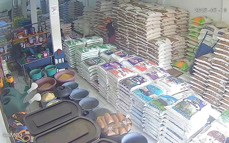 VÍDEO: dupla assalta loja e foge levando R$ 5 mil em Pedreiras, no MA