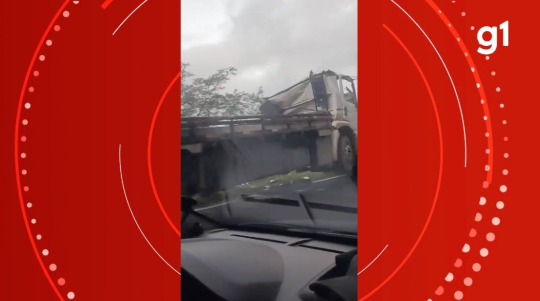 Caminhão tomba e uma pessoa morre na BR-050 e o trânsito segue pelo acostamento