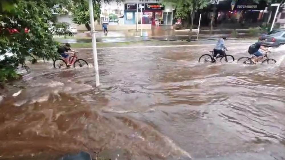 Motoristas se arriscam em meio a alagamentos durante chuva em Ilha Solteira