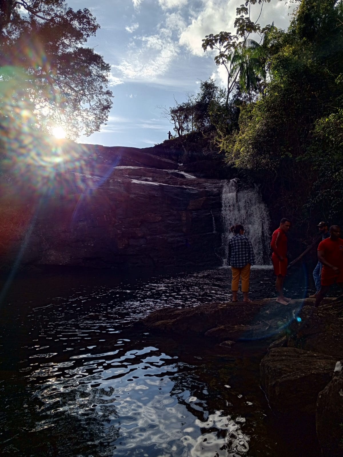 Tio morre afogado ao pular em cachoeira para salvar 3 sobrinhos