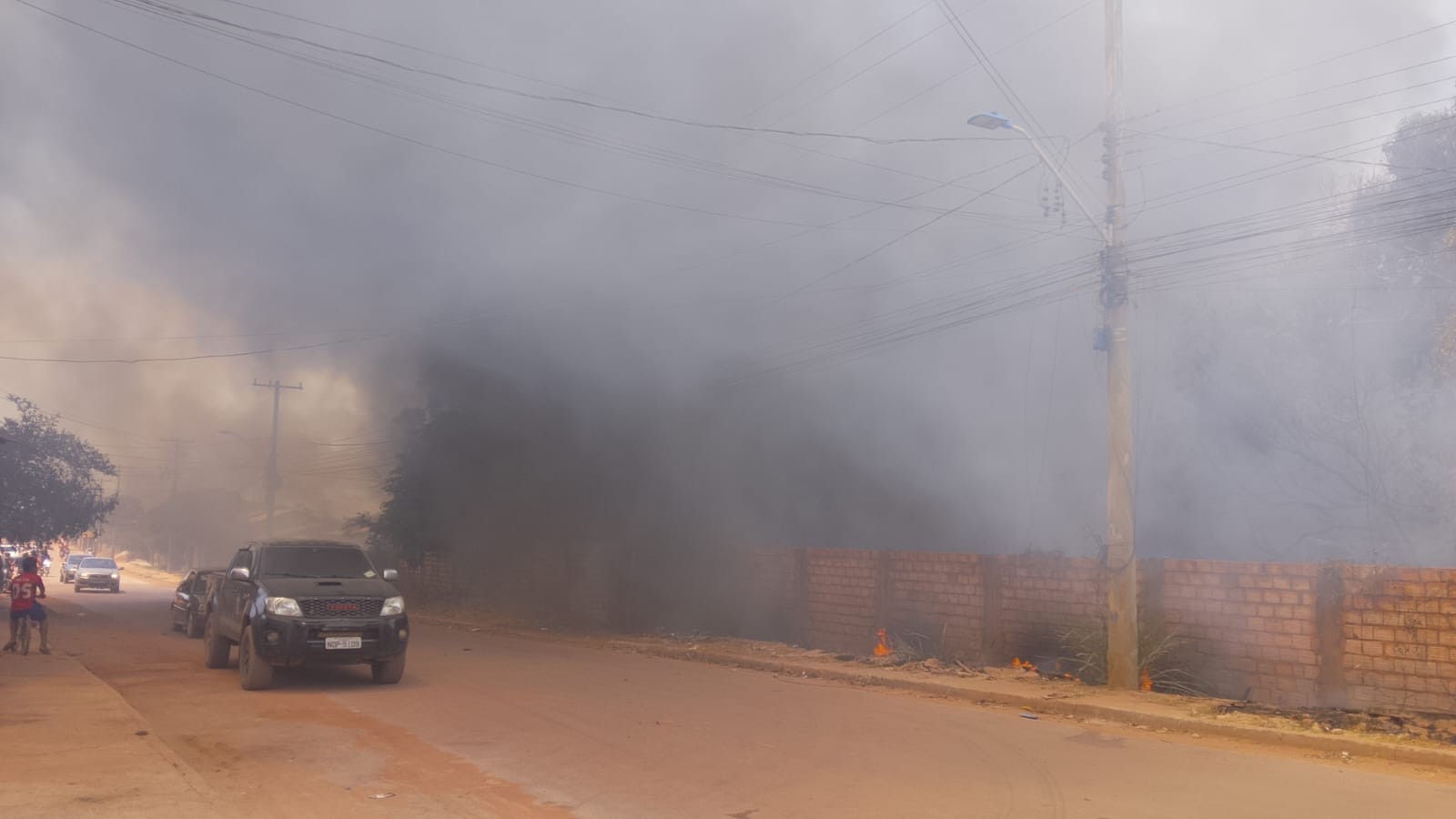 Incêndio em terreno de materiais recicláveis faz moradores deixarem casas devido à fumaça em Santarém