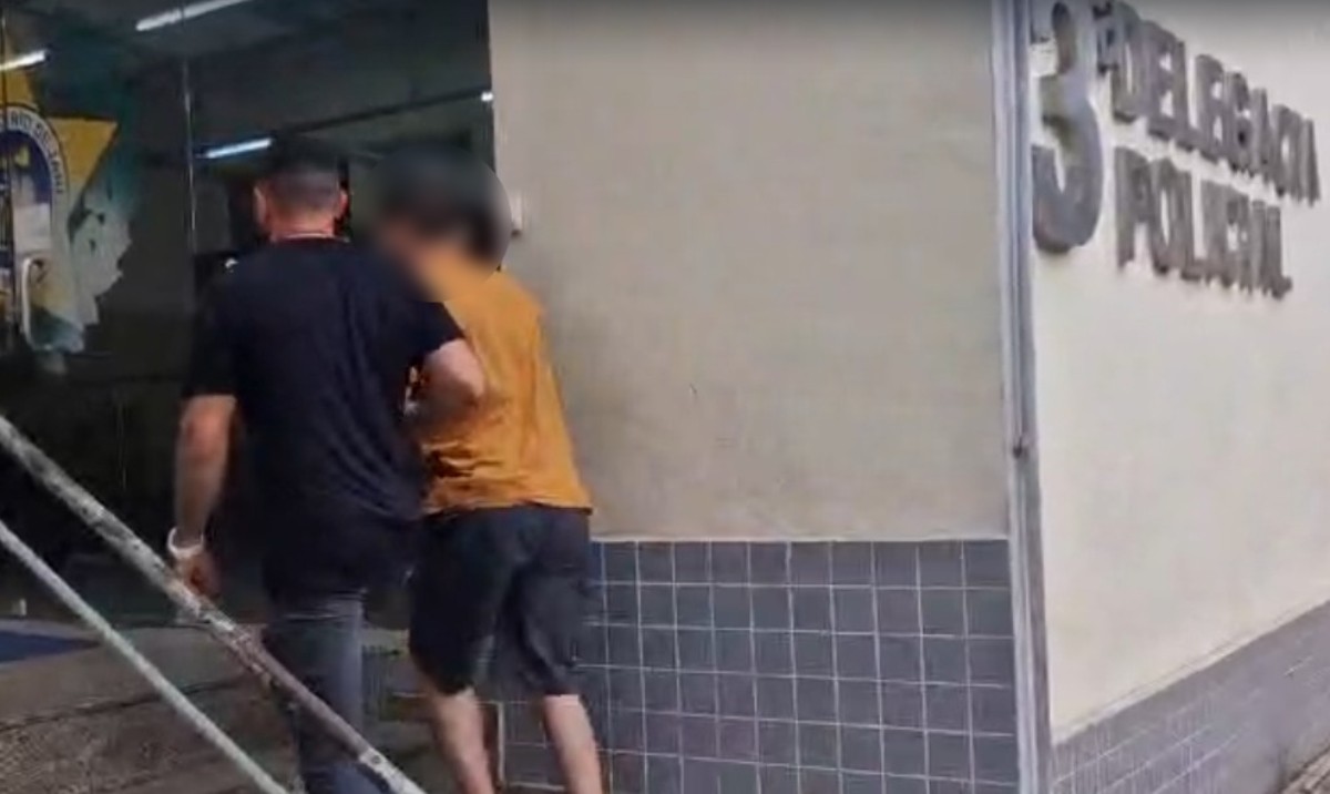 Homem com mandado de prisão por roubo é preso em Volta Redonda