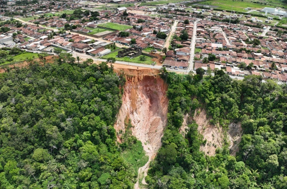 Erosão em Rio Largo avança sete vezes em 10 anos, ameaça casas e pode dobrar até 2030