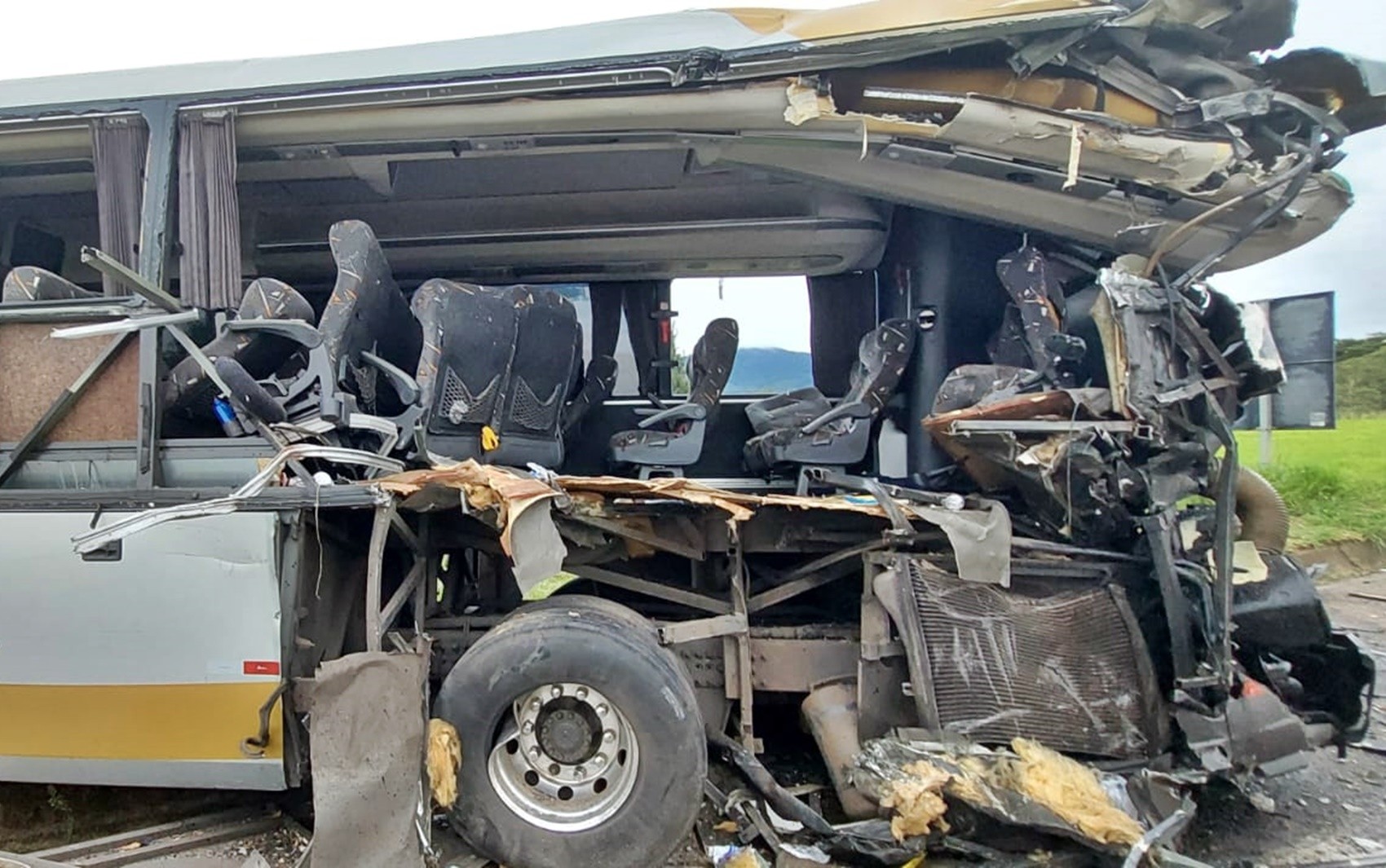 Batida entre dois ônibus deixa 3 mortos e mais de 30 pessoas feridas na Fernão Dias