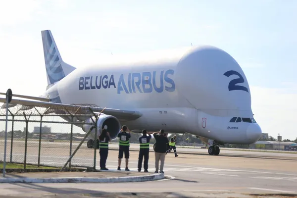 Beluga sobrevoa Bar Avião