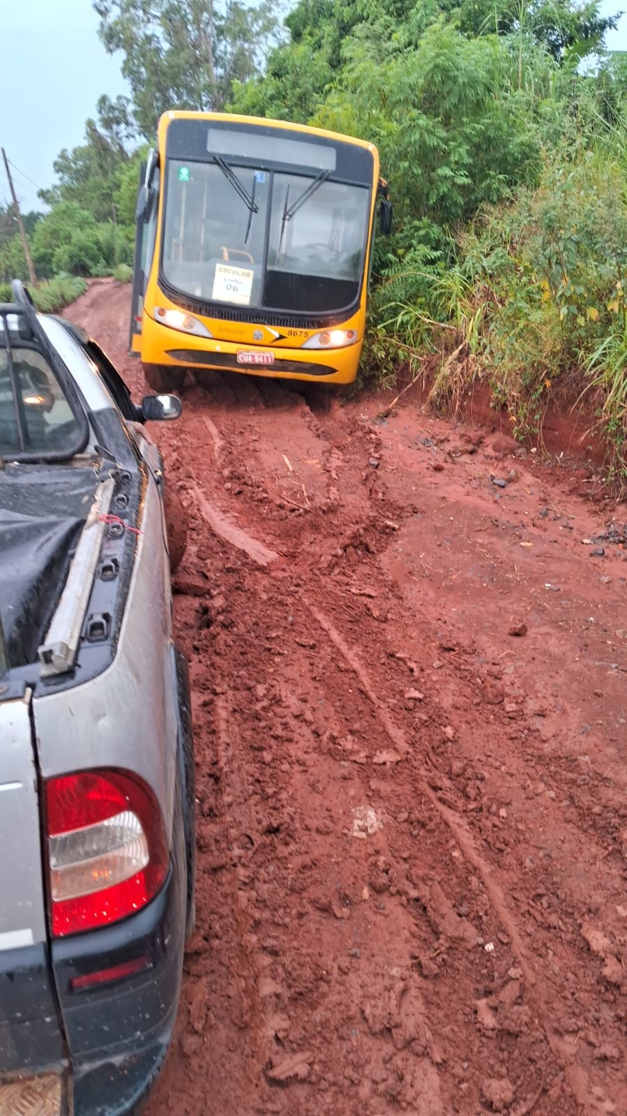 Lamaçal: Ônibus escolar atola em estrada de Limeira e crianças são resgatadas pela Defesa Civil