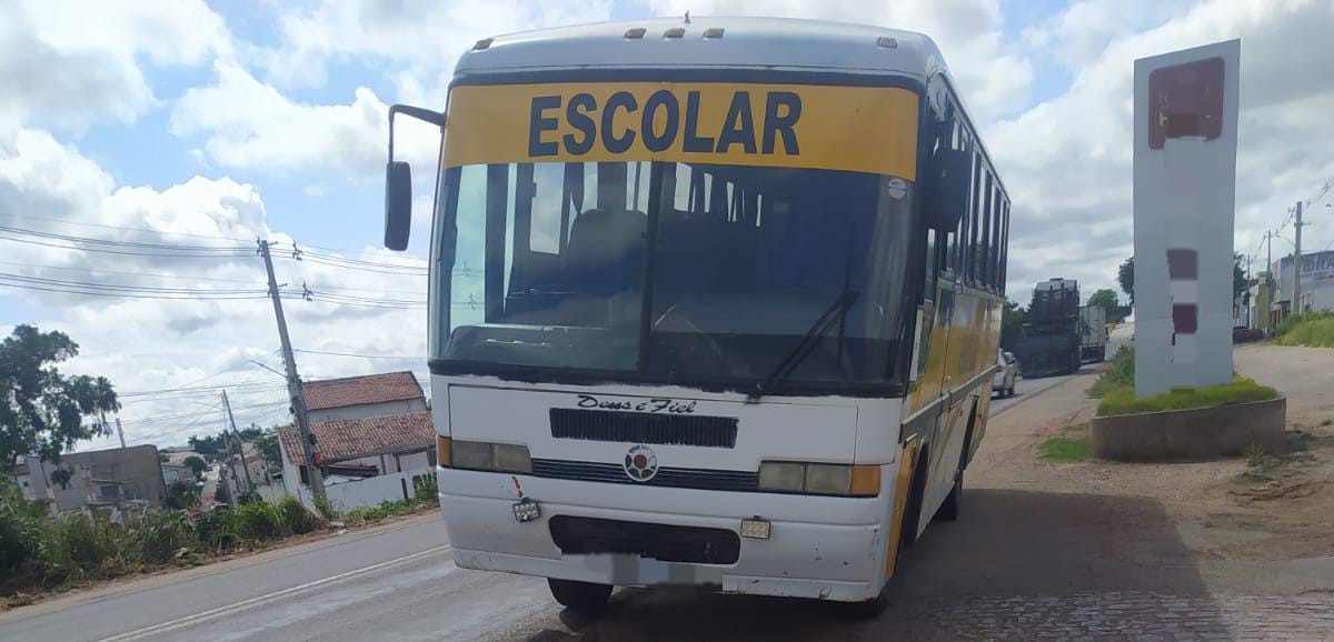 Mulher morre vítima de colisão entre ônibus escolar e motocicleta em Araripina