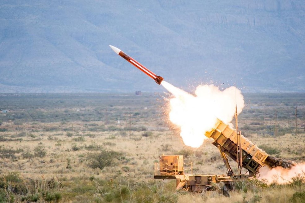 Míssil sendo disparado de sistema de defesa aéreo Patriot. — Foto: Reprodução/Raytheon Technologies