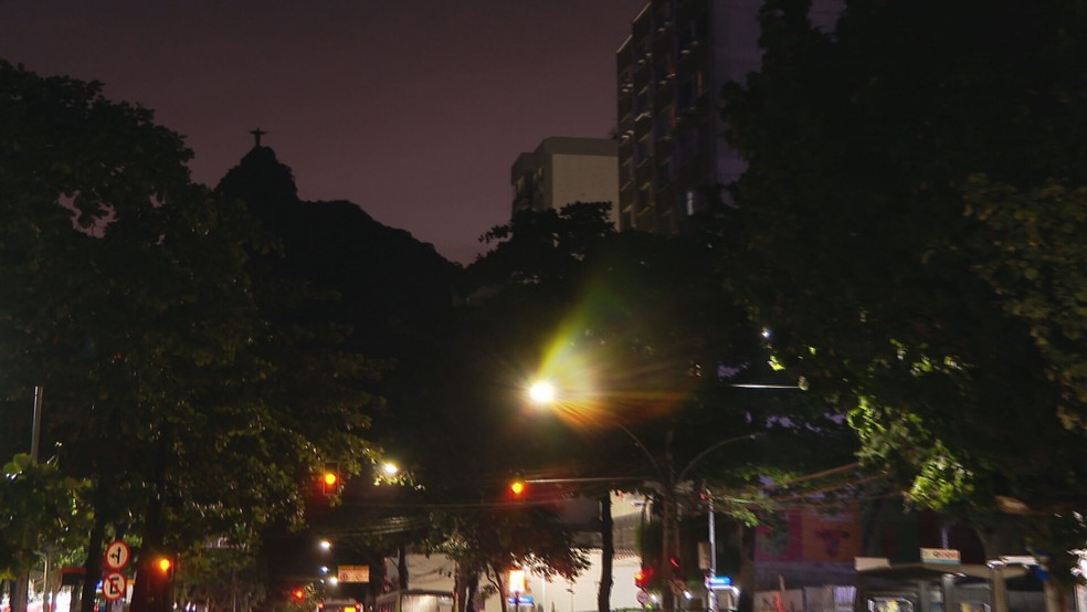 Cristo Redentor é apagado em solidariedade a Vini Jr — Foto: Reprodução/TV Globo