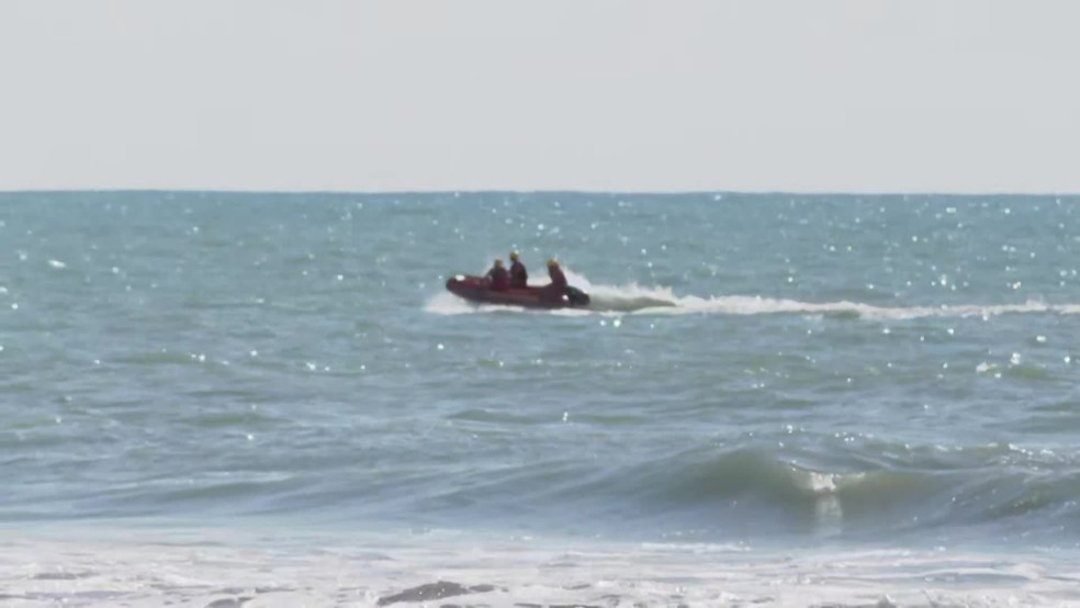Buscas por adolescente foram retomadas nesta segunda-feira (2) na praia do Pina — Foto: Reprodução/TV Globo