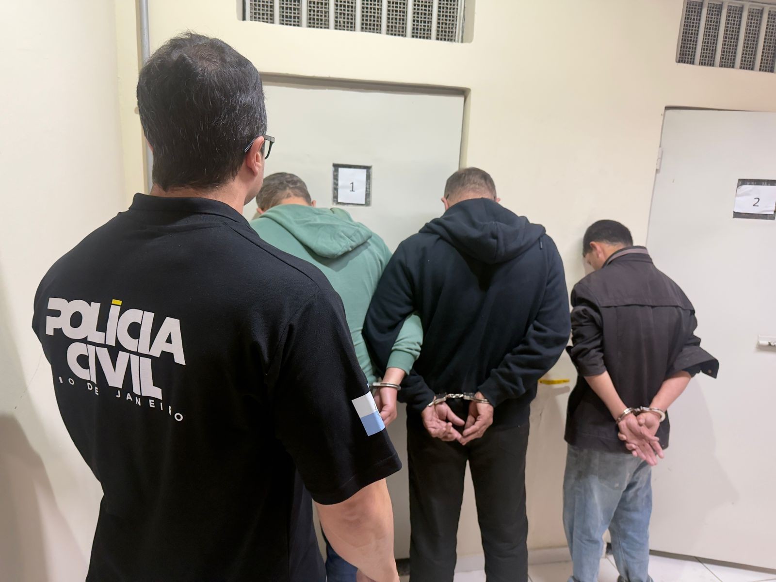Três homens são presos por suspeita de envolvimento com o tráfico de drogas em Vassouras