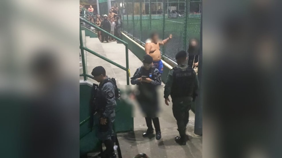 Crianças e adolescentes foram atingidos por tiros disparados durante evento em campo de futebol em Fortaleza — Foto: Reprodução