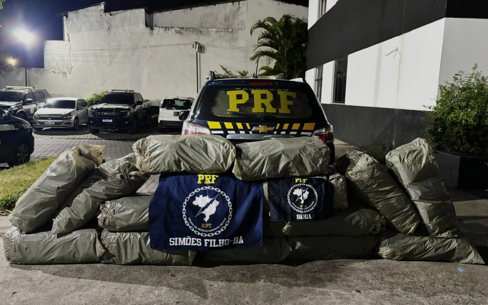 Quase 100 kg de droga são apreendidos em carro na BR-324, na Bahia