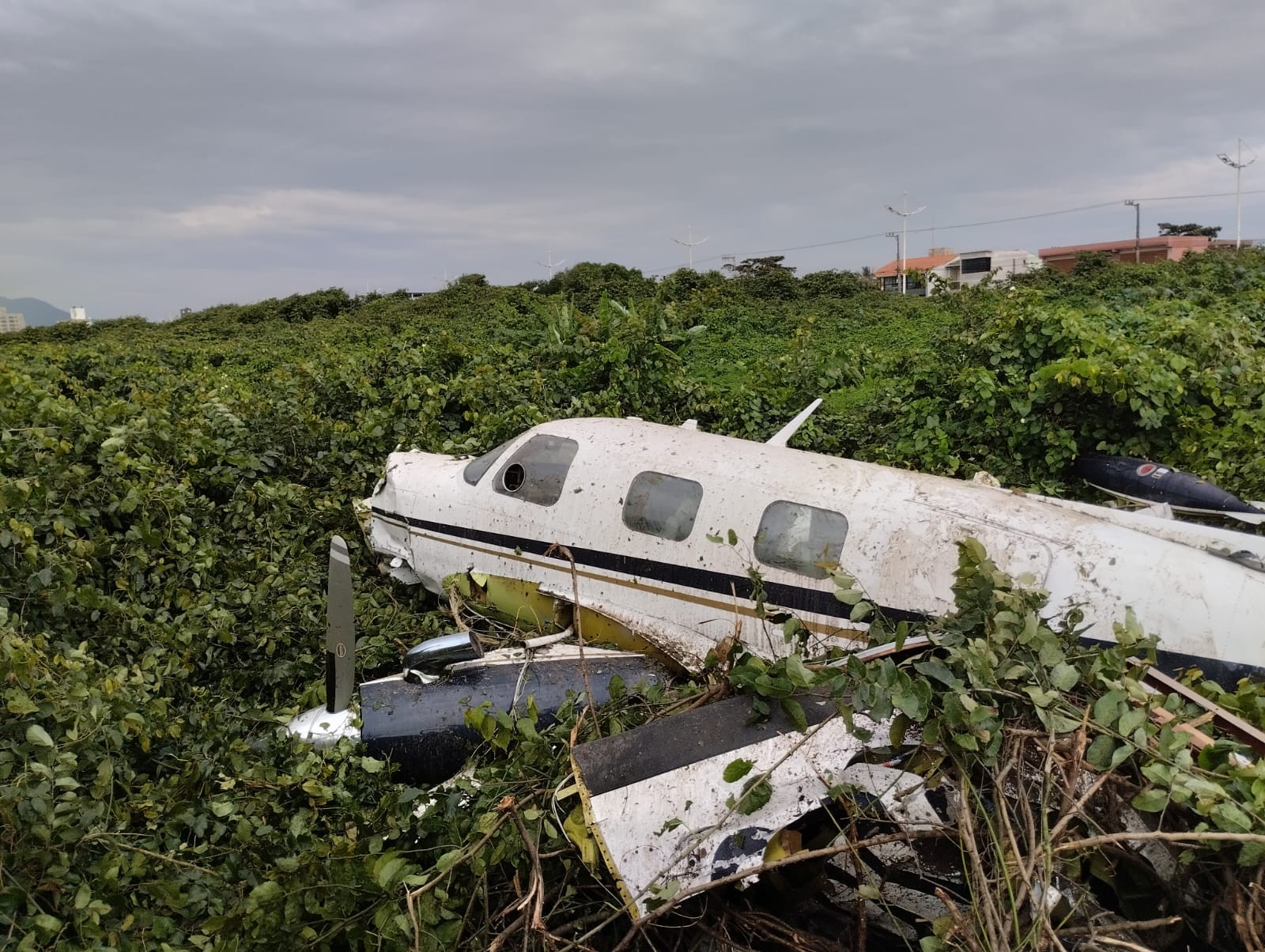 Avião de pequeno porte cai em praia de Navegantes (SC) 