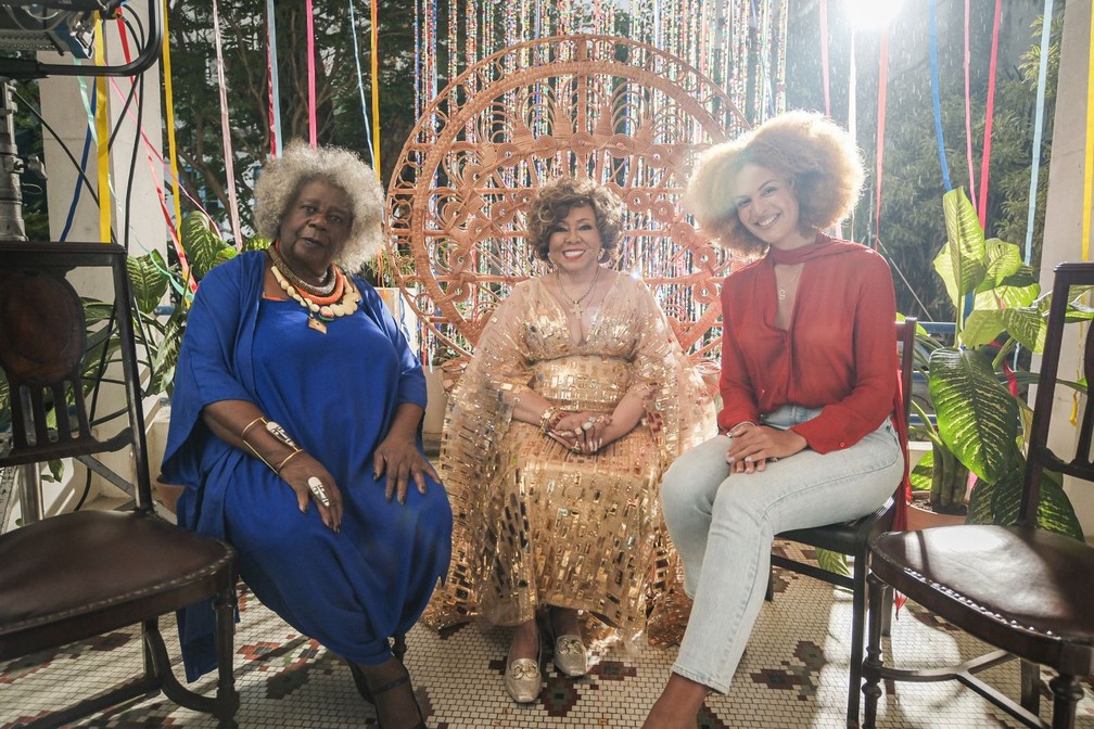 Alcione (ao centro) entre a escritora Conceio Evaristo ( esquerda) e a atriz Gabriela Loran na gravao do clipe do samba 'Marra de feroz'  Foto: @anomacracia / Divulgao