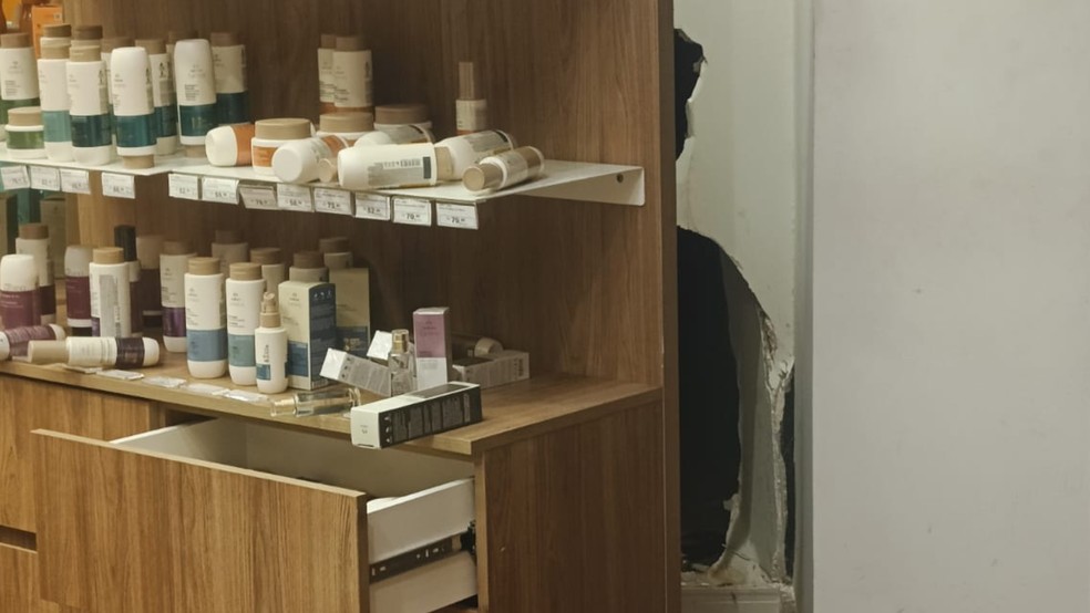 Ladrões quebram parede de loja com marreta para furtar perfumes em Rio Preto (SP) — Foto: Guarda Civil Municipal/Divulgação