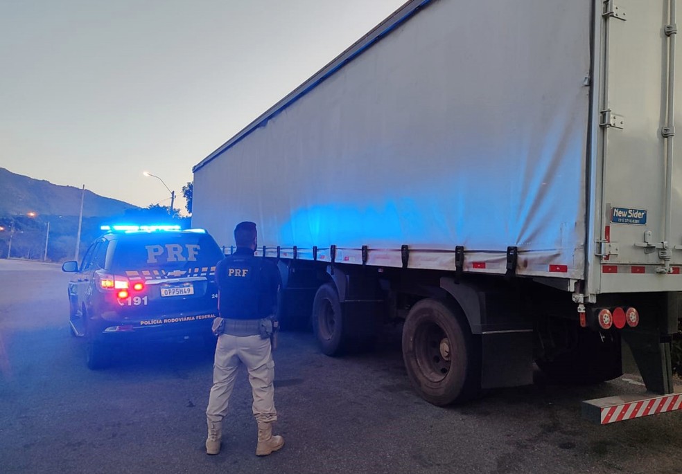 Carga de papel celulose é roubada na Fernão Dias, em Cambuí, MG — Foto: Polícia Rodoviária Federal