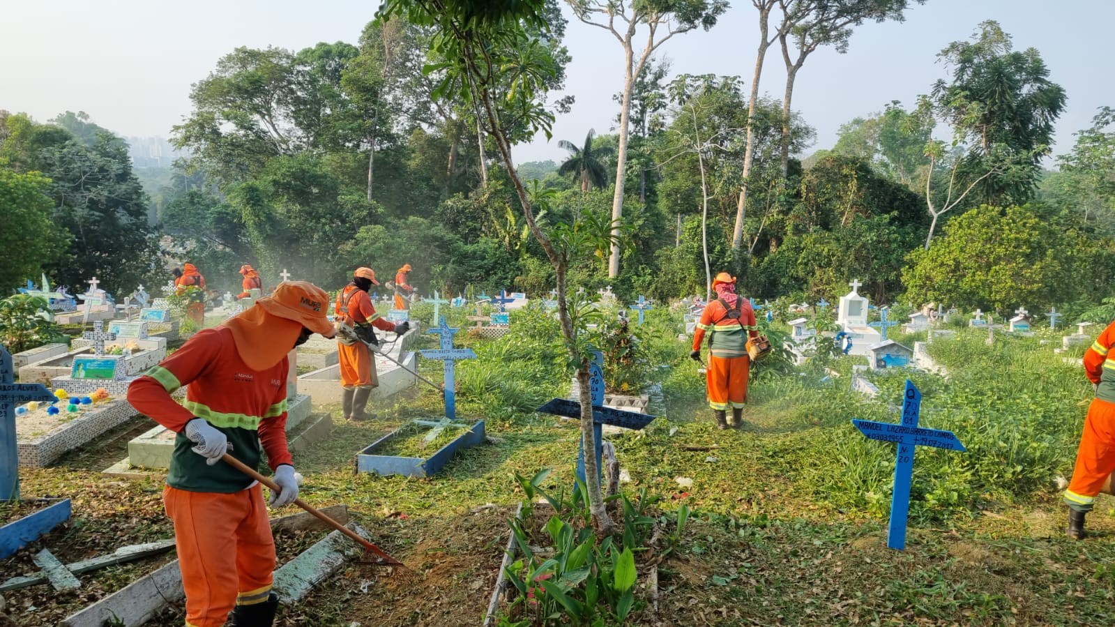 Cemitérios de Manaus passam por limpeza para receber cerca de 300 mil visitantes no Dia dos Finados, aponta Semulsp