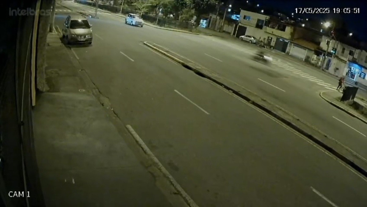 VÍDEO: motociclista morre ao bater em grade de córrego na Grande SP