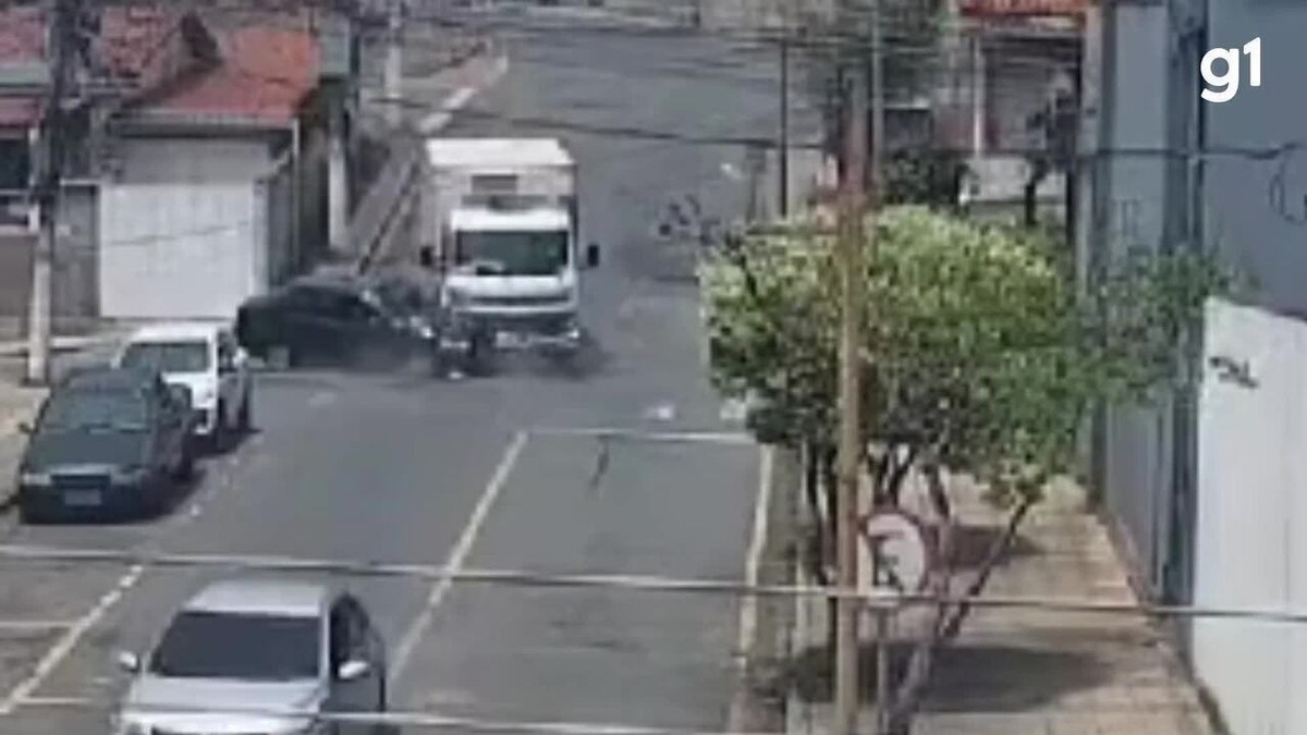 VÍDEO: Batida entre carro e caminhão deixa pelo menos dois feridos em Volta Redonda