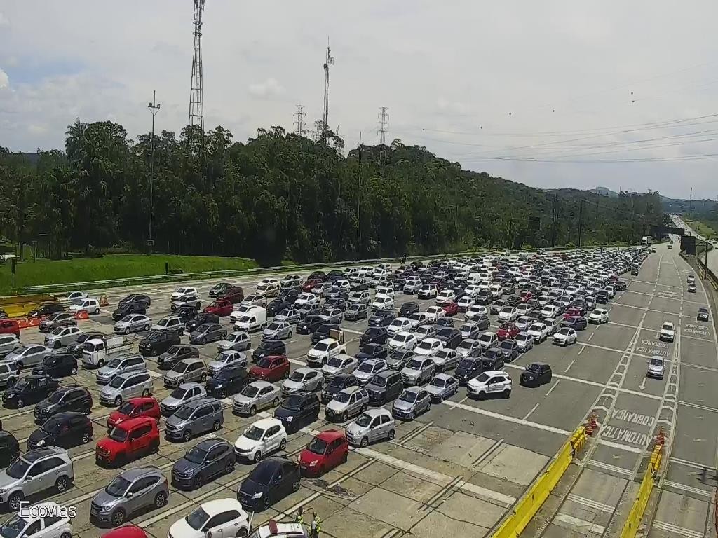 Turistas ignoram surto de virose e lotam estradas sentido litoral de SP; médico explica riscos