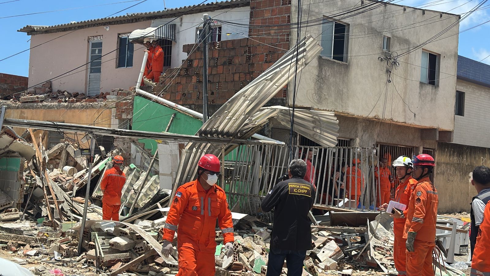 Explosão atinge oito casas, deixa morto e 10 feridos em Olinda; bombeiros buscam por desaparecido