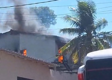 Incêndio atinge casa no bairro da Paz em Manaus nesta sexta-feira
