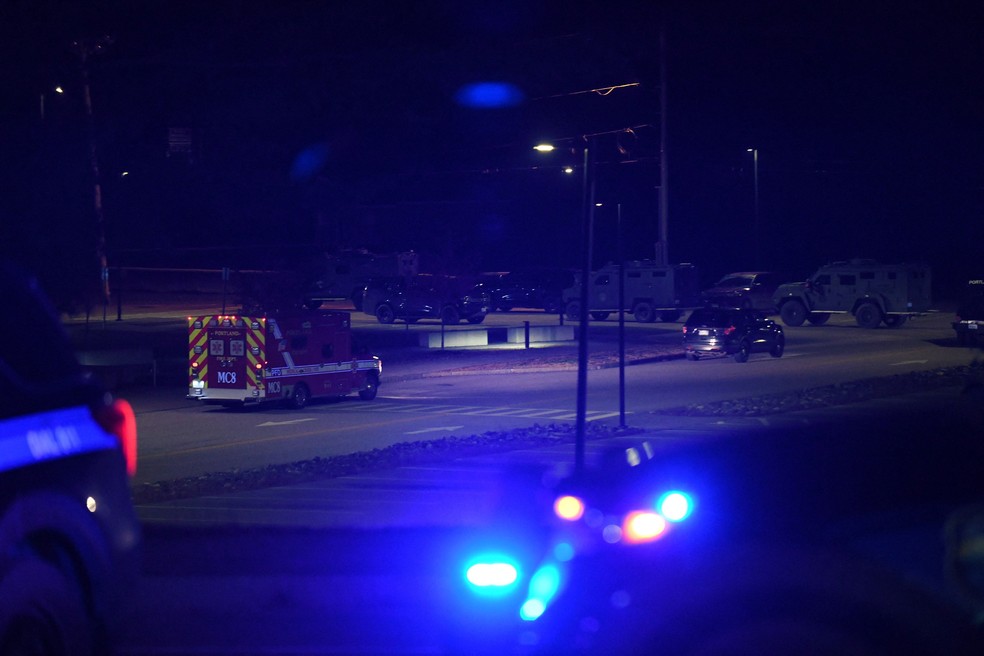 Polícia de Lewiston, nos EUA, faz buscas por assassino que matou dezenas em bar e em pista de boliche — Foto: Nicholas Pfosi/REUTERS