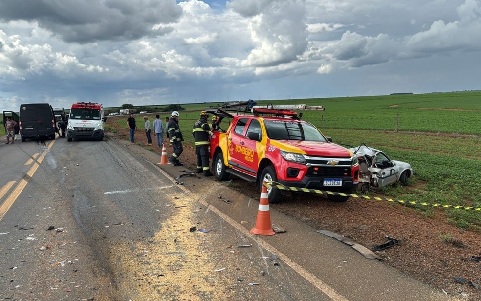 Equipes do Corpo de Bombeiros e Samu prestam socorro após acidente na GO-436, em Goiás — Foto: Divulgação/Corpo de Bombeiros