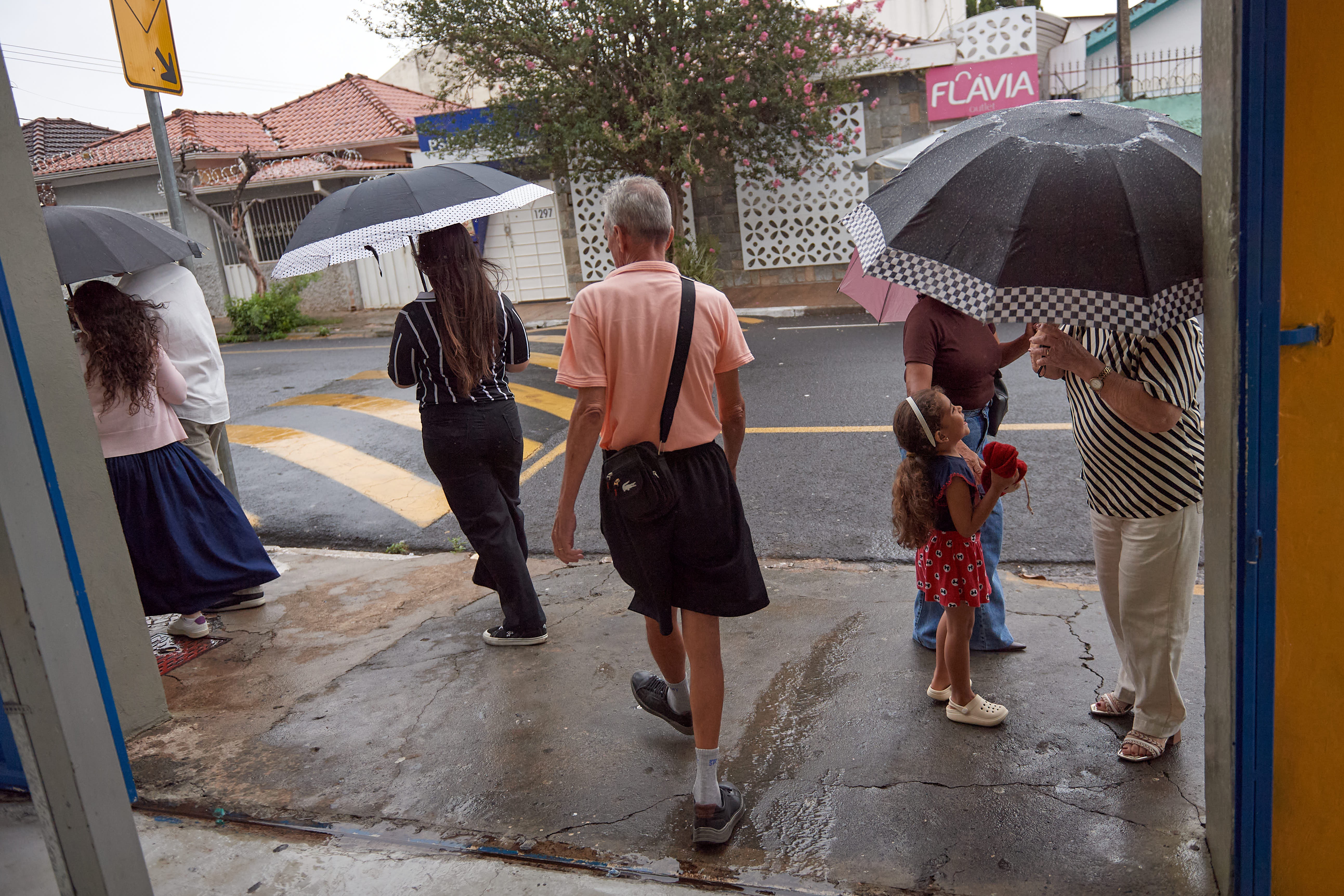 Eleitores vão às urnas debaixo de chuva na região 