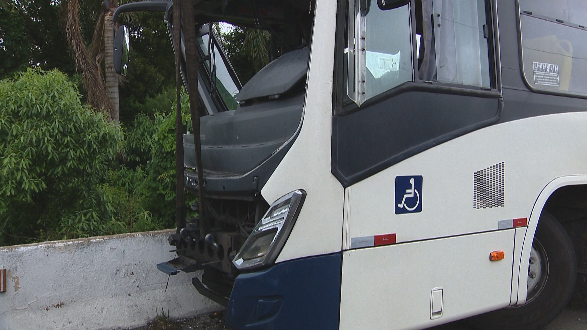 Passageiro é arremessado de ônibus após acidente na BR-116, em Caxias do Sul