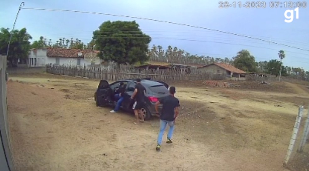 Carro usado pelos criminosos foi apreendido no Bairro Jardim das Oliveiras, em Fortaleza. — Foto: Reprodução