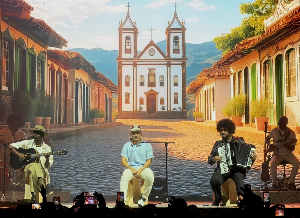 Jota.Pê (à esquerda), João Gomes (ao centro) e Mestrinho dividem o palco da Brava Arena Jockey na última apresentação de 'Dominguinho' em 2025 — Foto: Rodrigo Goffredo