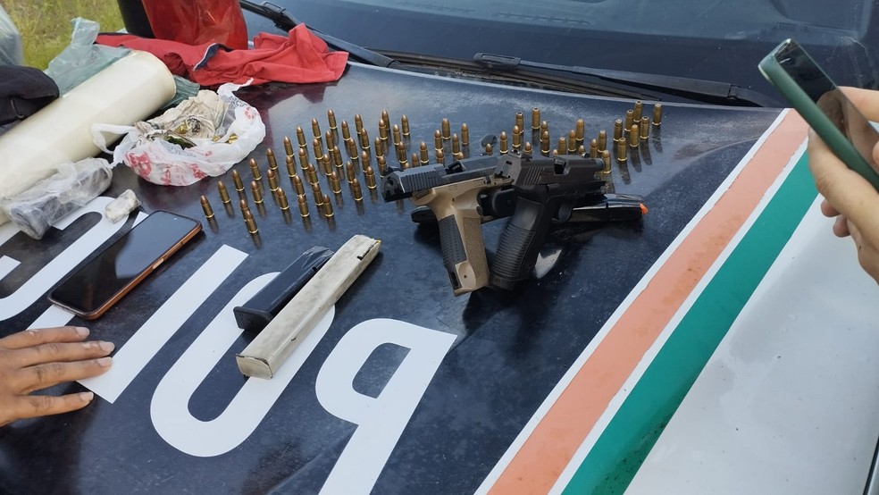 Duas armas e munições foram apreendidas pela polícia após tentativa de homicídio contra coronel em Fortaleza. — Foto: Polícia Militar/ Divulgação