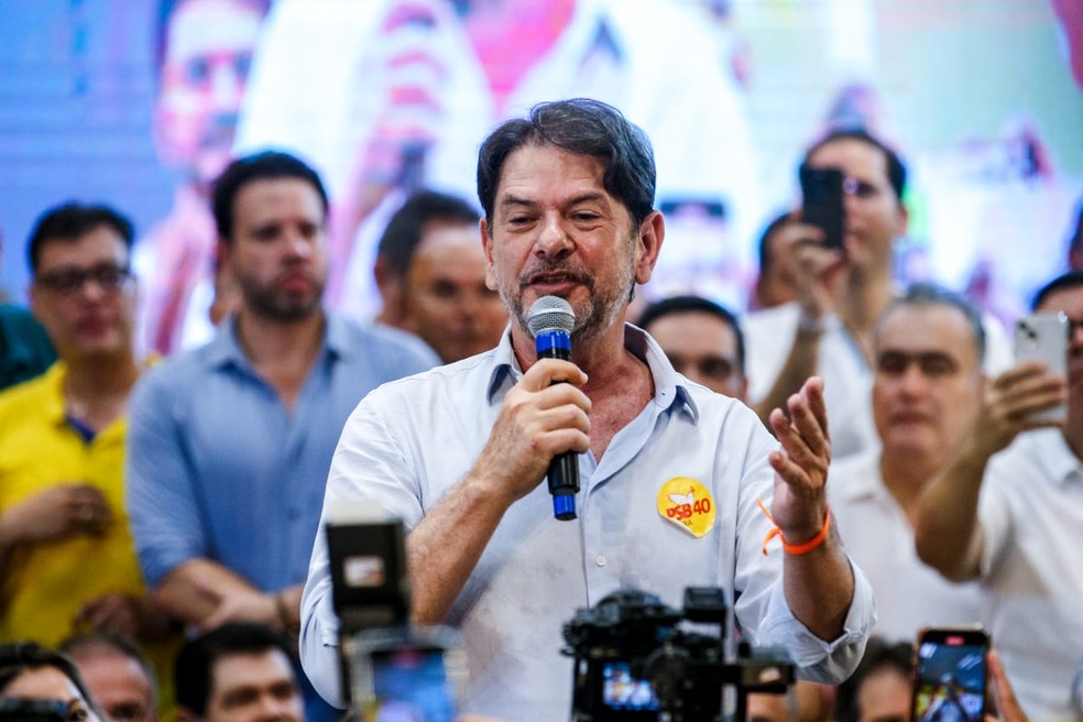 Senador Cid Gomes se filiou ao PSB neste domingo (4) em Fortaleza — Foto: Thiago Gadelha/SVM
