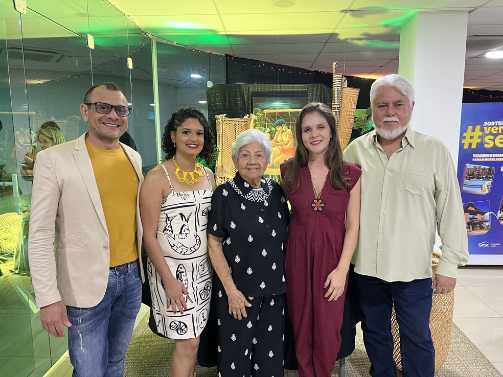 Equipe que trabalhou com Kalu Brasil para o livro lançado nesta terça-feira (3) — Foto: Caíque Rodrigues/g1 RR