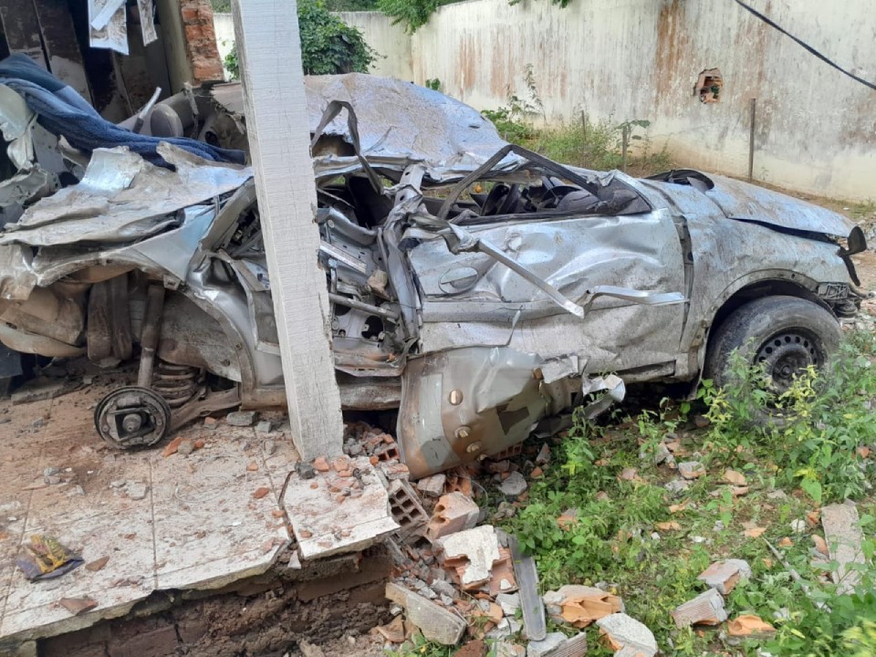 Três pessoas morrem e duas ficam feridas após carro bater em muro no interior da Bahia