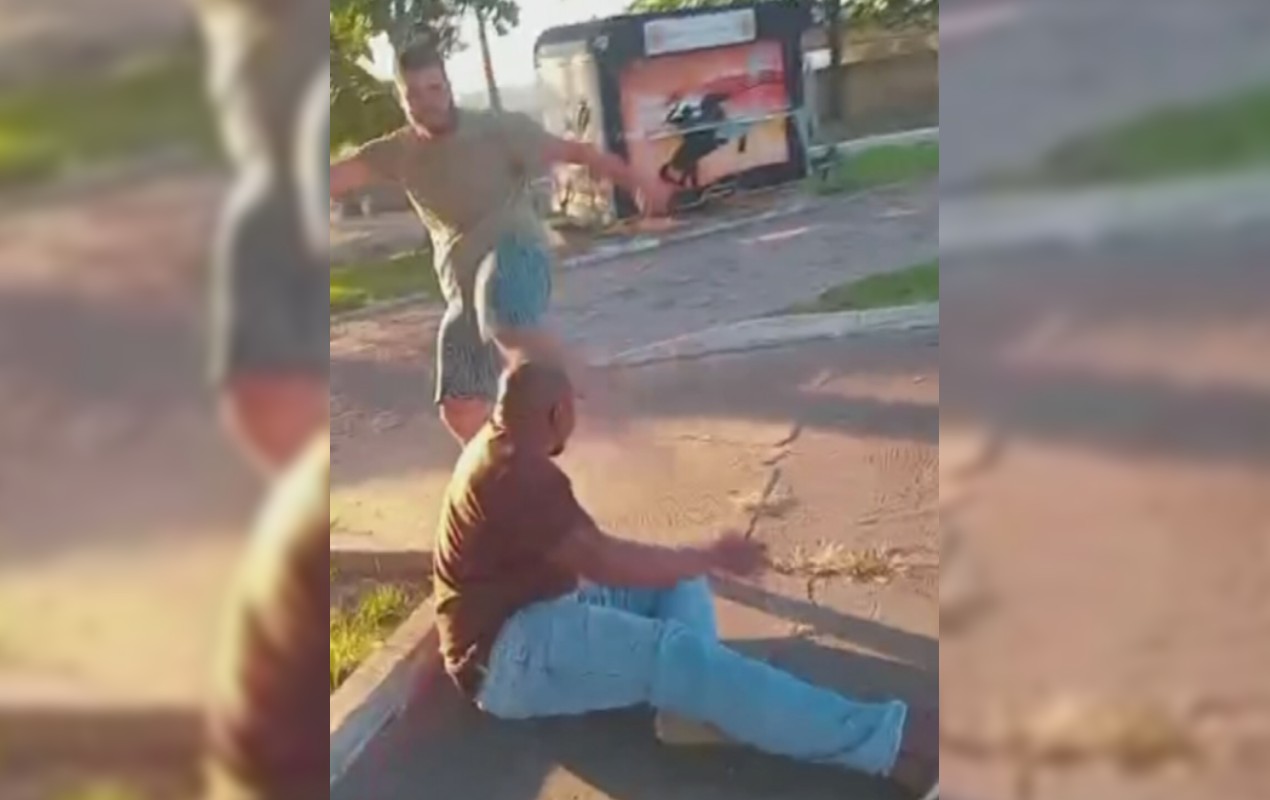 VÍDEO: servidor dá chute no rosto de morador, que desmaia, no interior de SP