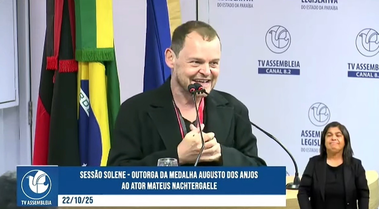 Ator Matheus Nachtergaele recebe medalha Augusto dos Anjos da ALPB 