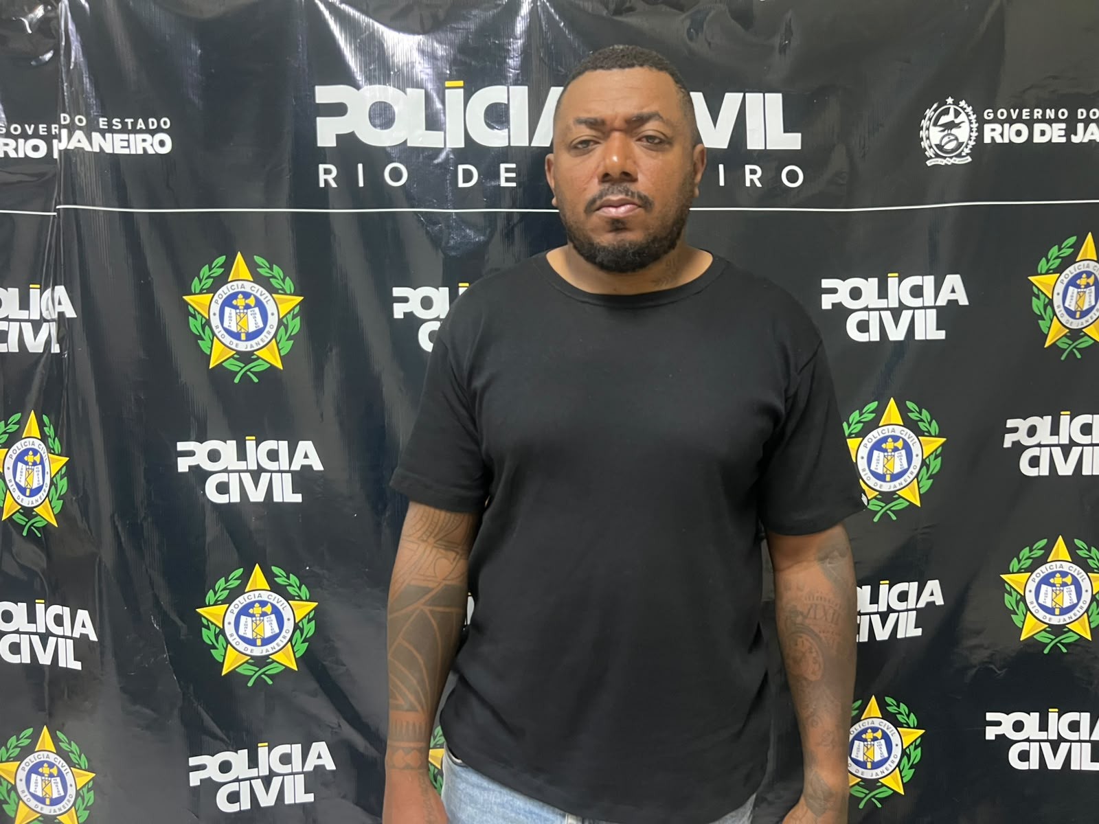 Vídeo mostra assalto à mão armada em Niterói; homem é preso horas depois