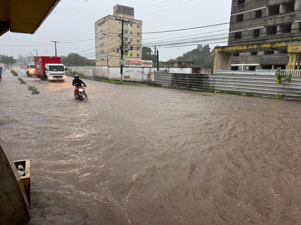 Chuva deixa ruas e avenidas alagadas nesta sexta-feira (24) em Natal; veja pontos