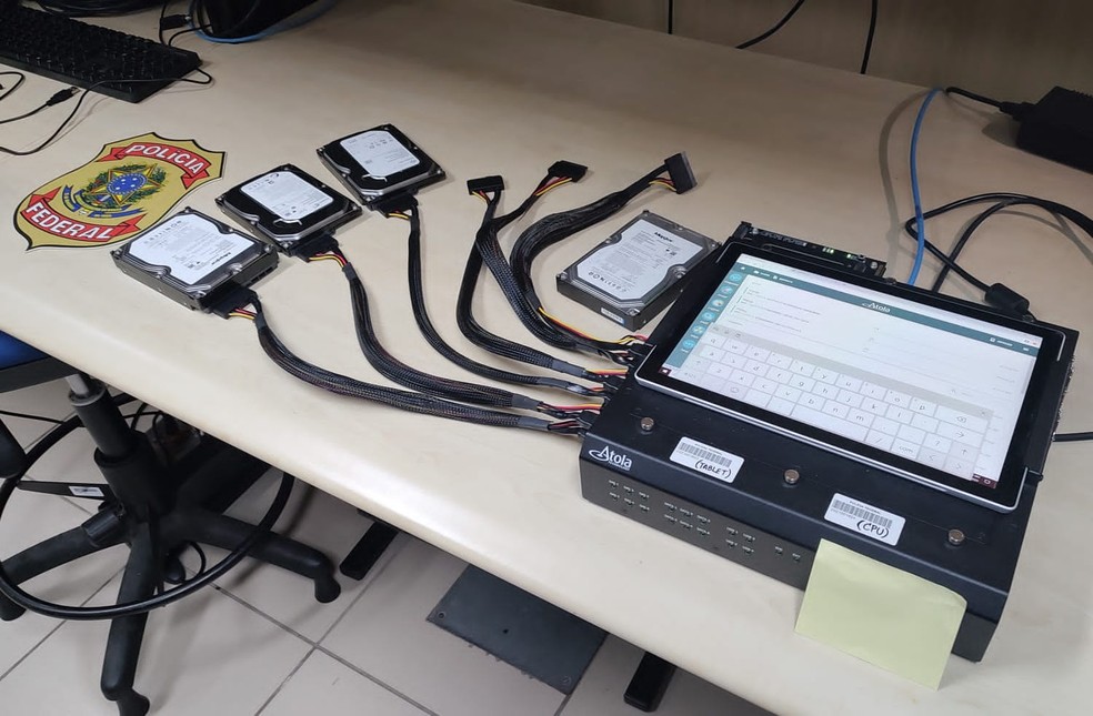HDs de computadores foram apreendidos e serão analisados em perícia — Foto: Divulgação/PF