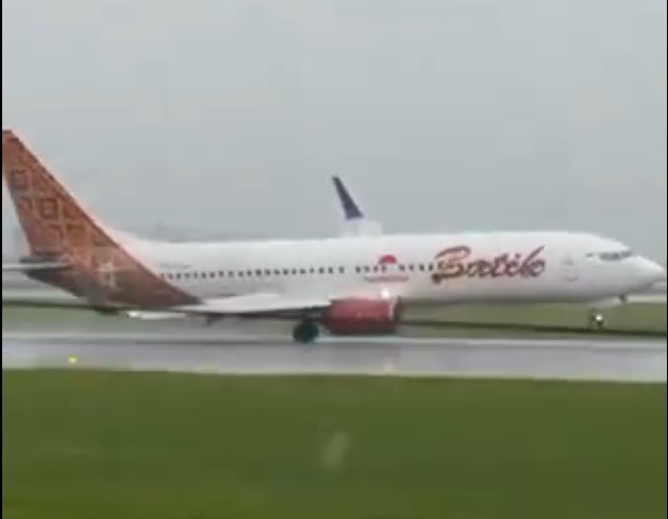 Vento forte faz avião pousar 'torto' na Indonésia; VÍDEO