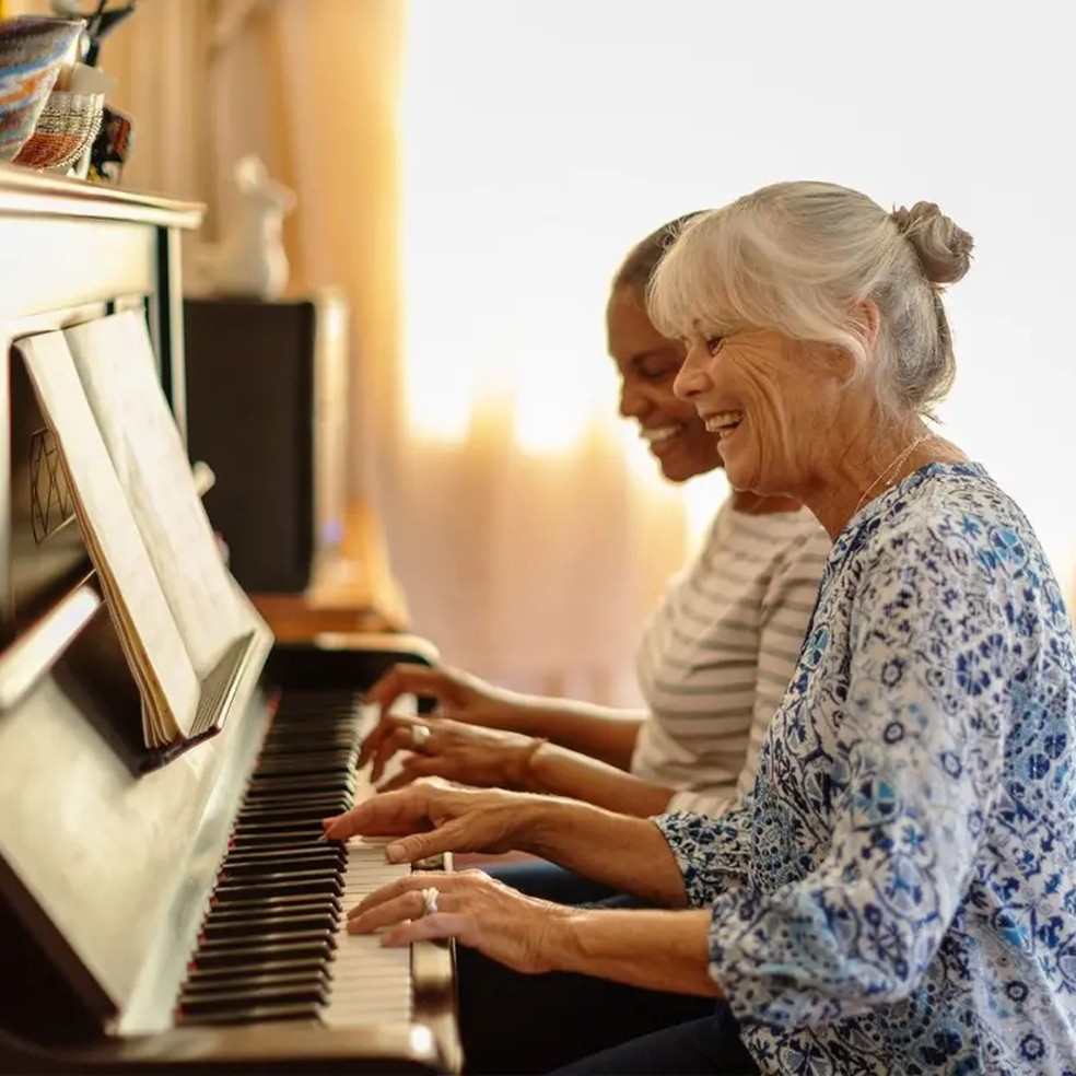 Envelhecer também pode significar continuar mudando, aprendendo e se reinventando — Foto: Getty Images/BBC