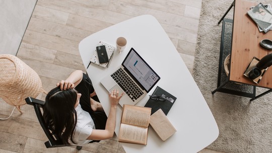 Empresas ainda não sabem como medir a produtividade em home office, dizem especialistas - Após as demissões no Itaú Unibanco, o g1 procurou 10 das maiores empresas do país que adotam modelos remoto ou híbrido para entender como monitoram a produtividade de seus colaboradores. Nenhuma delas quis dar entrevista sobre o assunto.