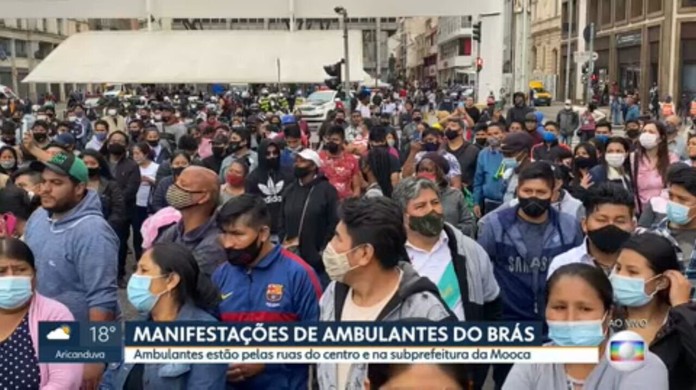 Manifestantes fixam cruzes em frente ao Mercado de São Brás, em