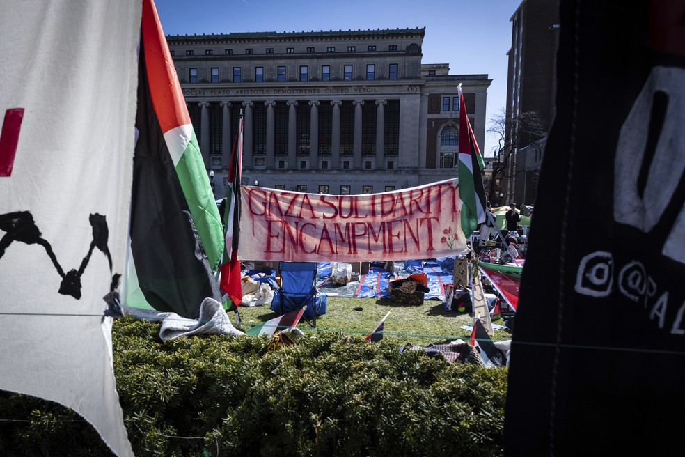 Faixa colocada em acampamento na Universidade Columbia, em Nova York, manifesta solidariedade aos palestinos de Gaza — Foto: Stefan Jeremiah/AP
