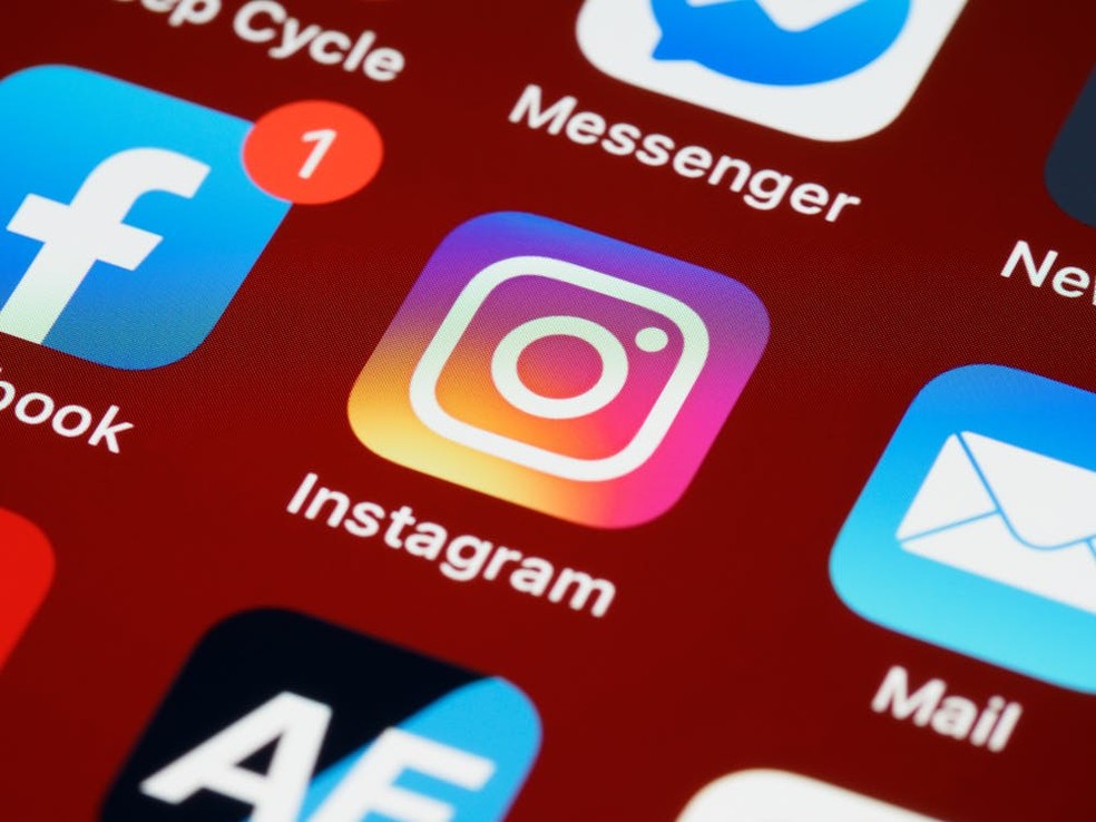 Aplicaticos de redes sociais em celular: Facebook, Instagram — Foto: Brett Jordan/Pexels