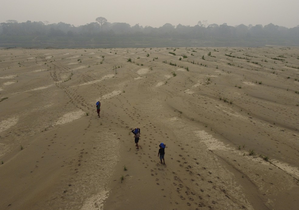 Imagem mostra trecho de rio no Norte completamente seco — Foto: Edmar Barros/AP