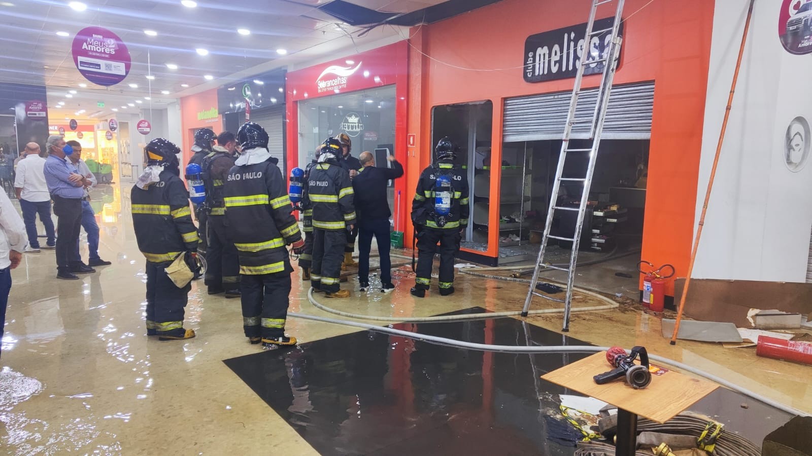 Incêndio em loja de calçados mobiliza bombeiros e atinge Bauru Shopping
